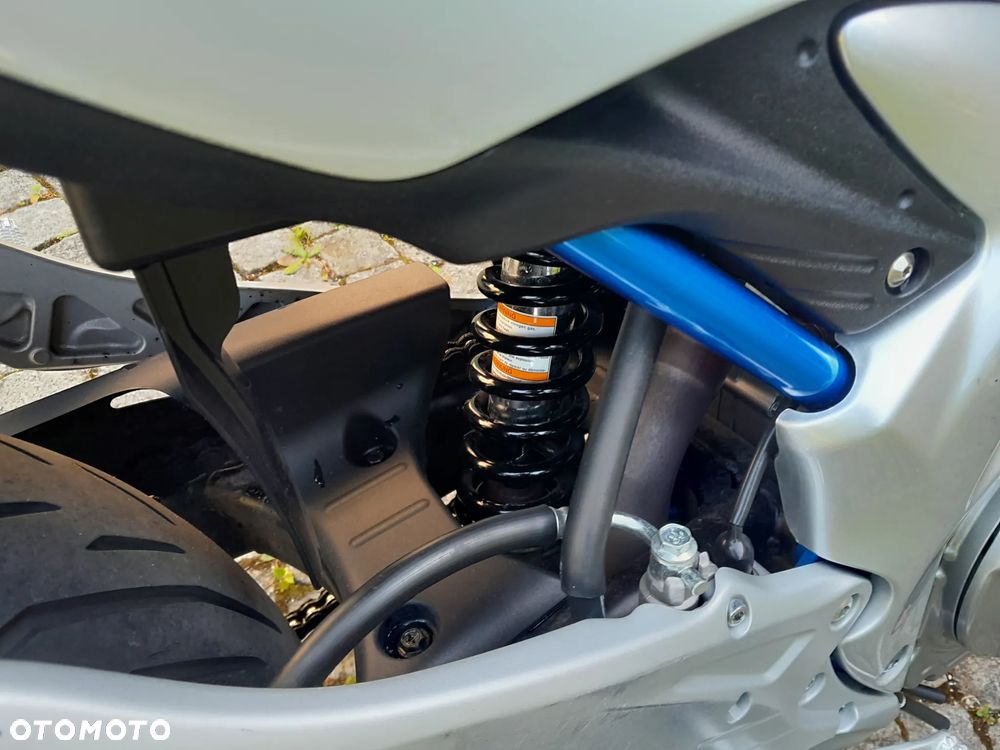 Suzuki Gladius - 8
