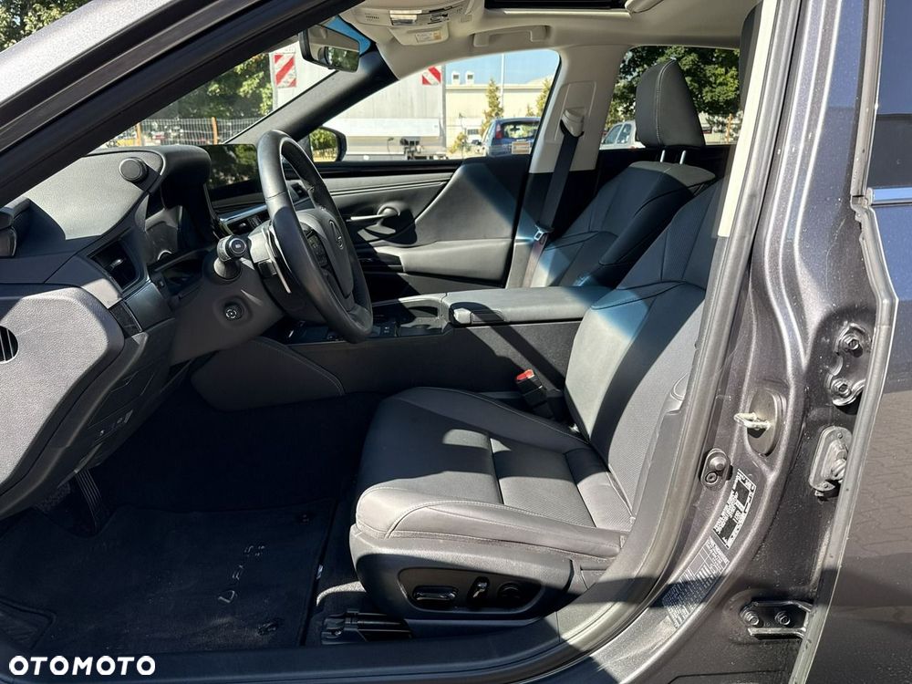 Lexus ES 300h Business Edition - 11