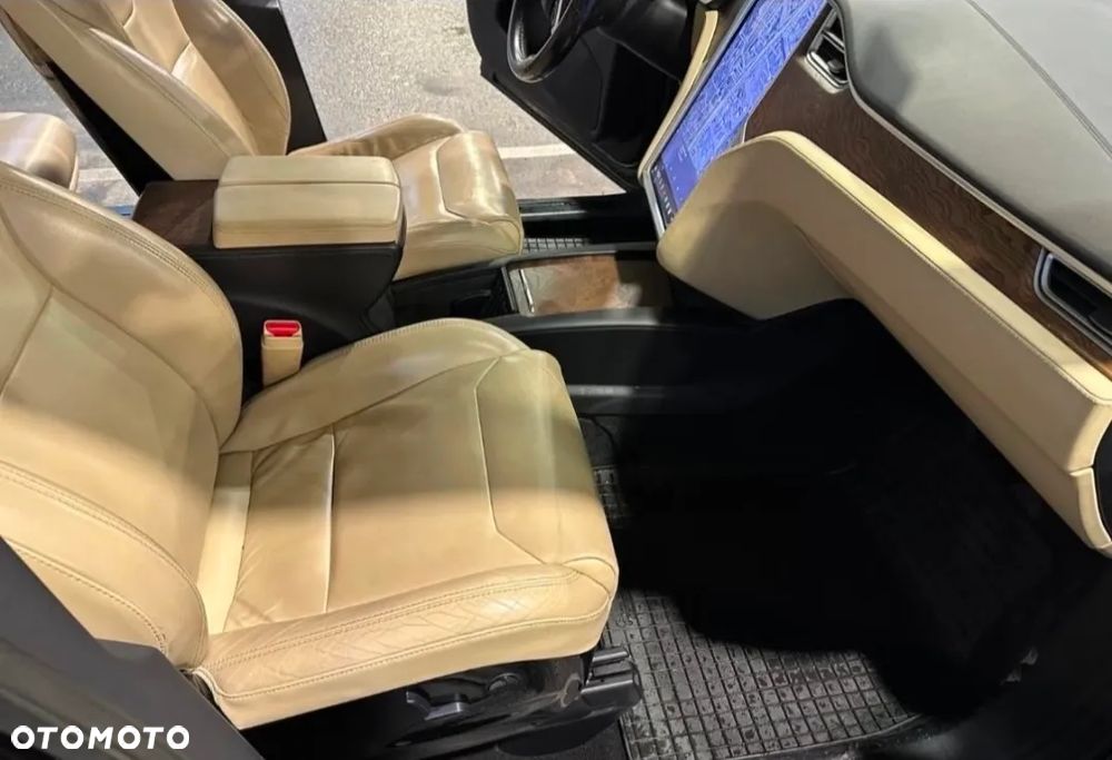 Tesla Model X - 11