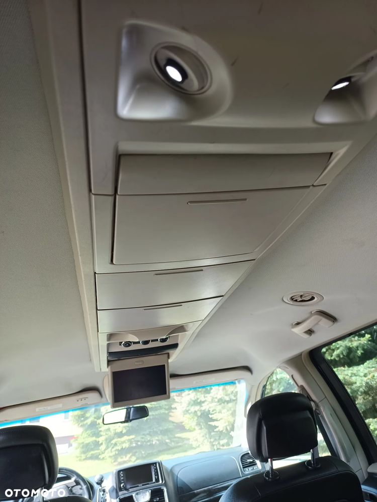 Chrysler Town & Country - 12