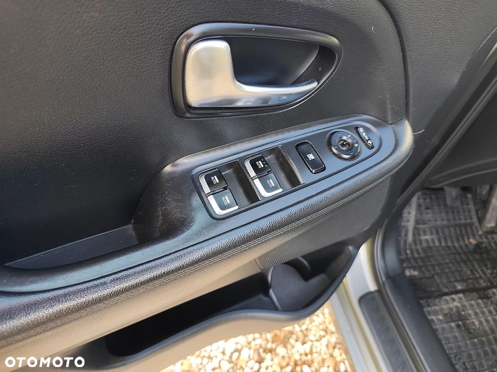 Kia Carens 1.7 CRDi 115 UEFA EURO 2016 - 10