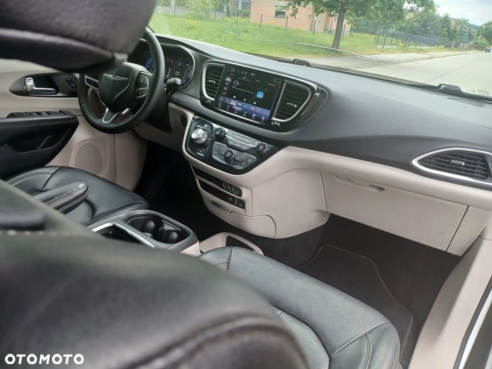 Chrysler Pacifica - 32