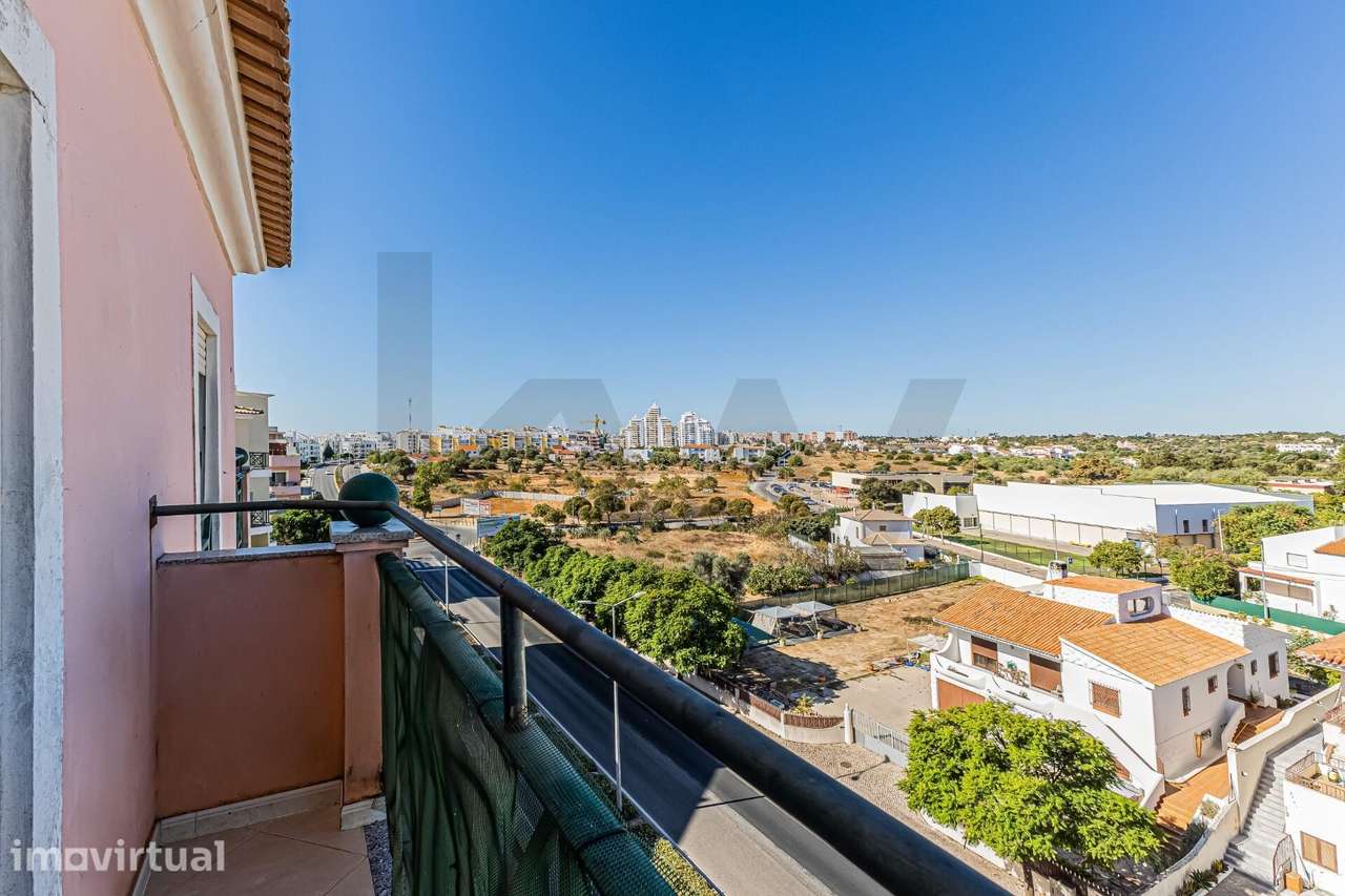 Apartamento T3 com amplo terraço e vista mar a 900 metros da praia, em - Grande imagem: 4/27