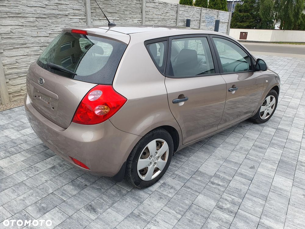 Kia Ceed - 9