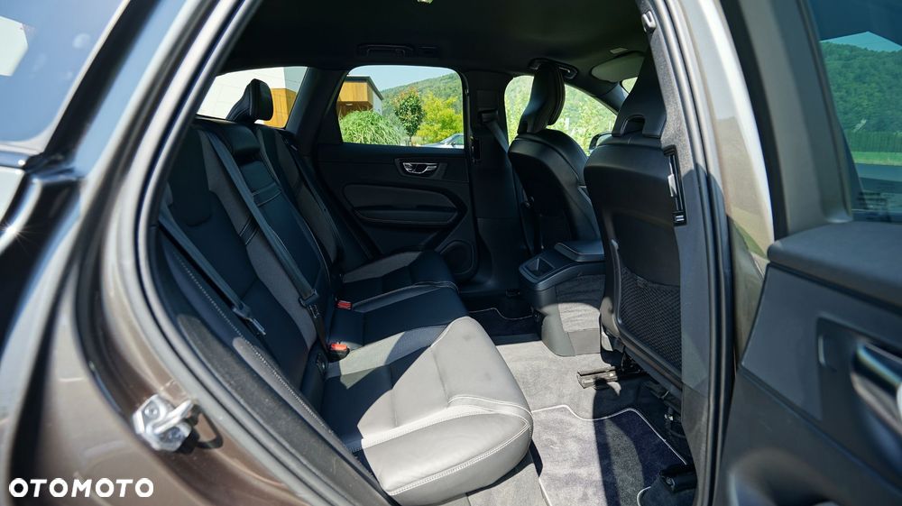 Volvo XC 60 B4 D AWD R-Design - 18