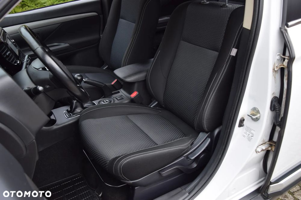 Mitsubishi Outlander 2.2 DI-D 4WD Plus - 17