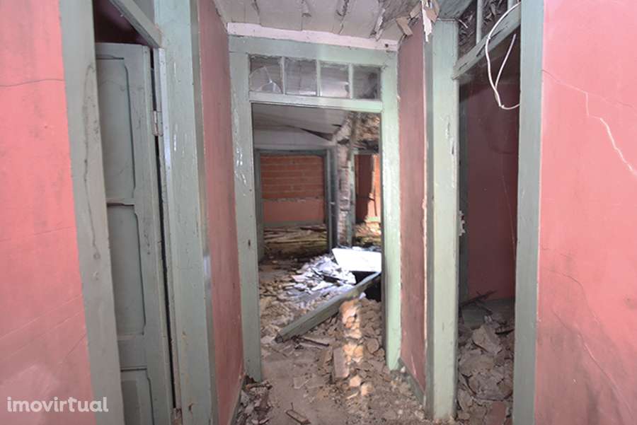 Prédio para recuperar, 3 pisos, cave e pequeno logradouro, C da Rainha - Grande imagem: 4/18