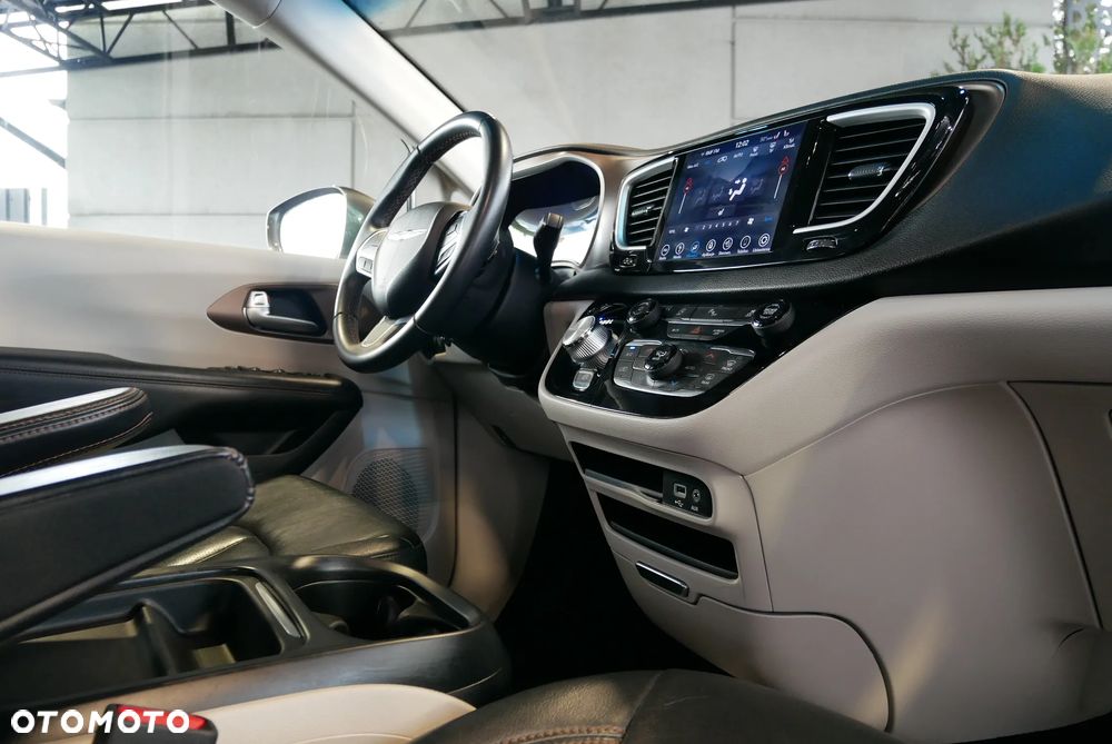 Chrysler Pacifica - 26