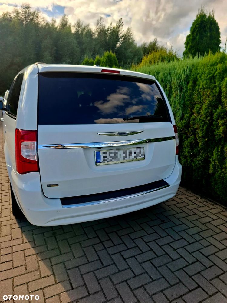 Chrysler Town & Country - 13