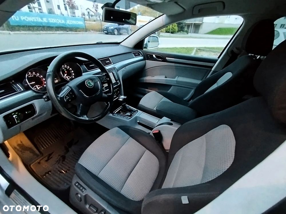 Skoda Superb 2009 photo 5
