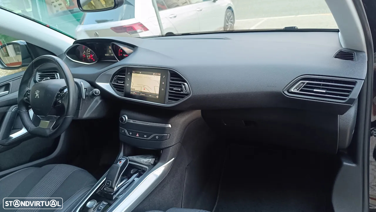 Peugeot 308 1.2 PureTech Allure EAT8 - 18