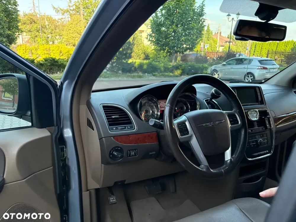 Chrysler Town & Country 3.6 Limited - 26