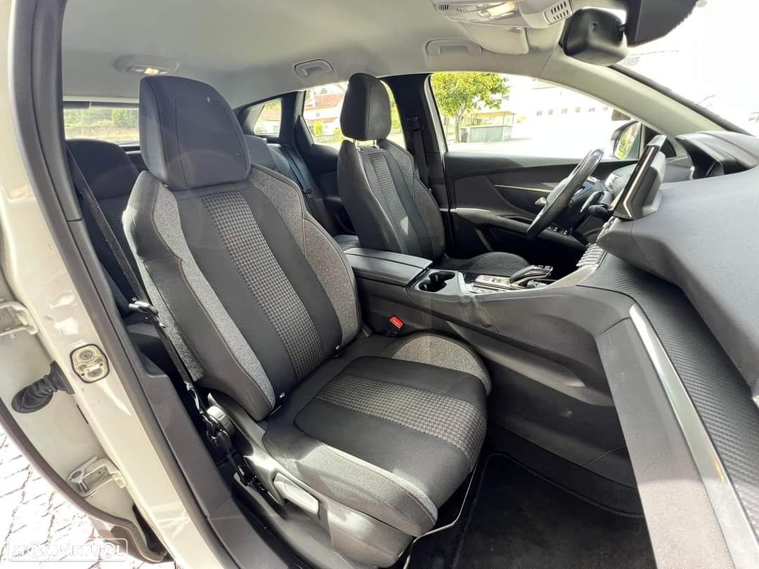 Peugeot 3008 1.5 BlueHDi Allure EAT8 - 23
