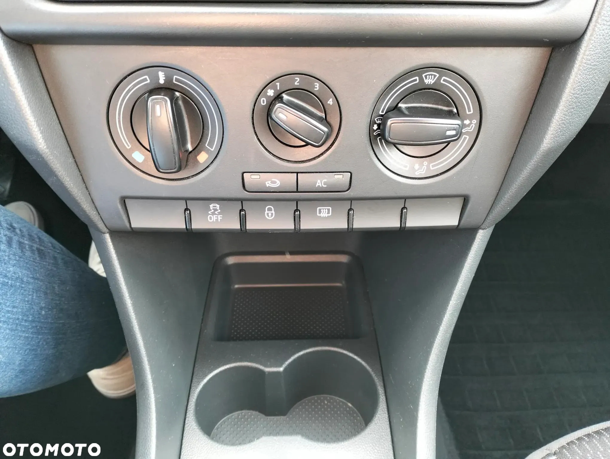 Skoda RAPID 1.2 TSI Ambition - 12