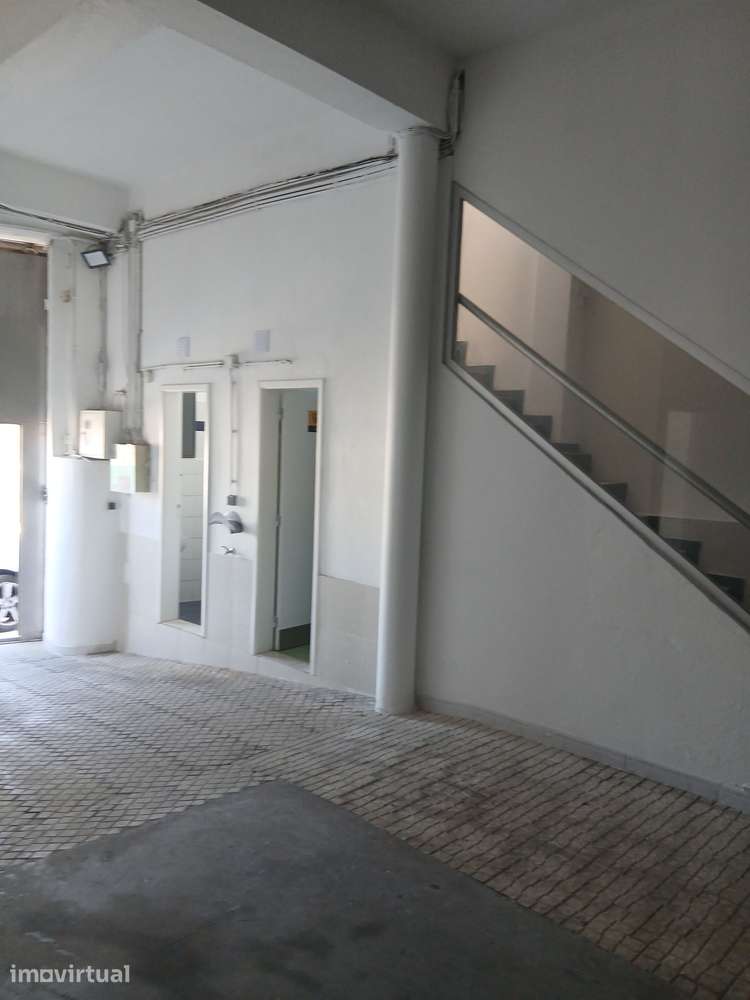 Armazém, 500 m², Sacavém e Prior Velho - Grande imagem: 5/8
