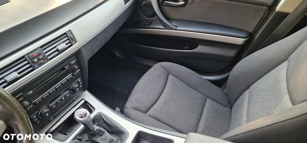 BMW Seria 3 318i Touring - 19