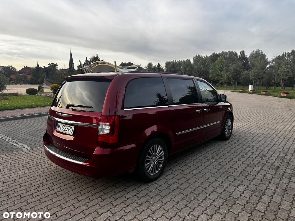 Chrysler Town & Country - 8