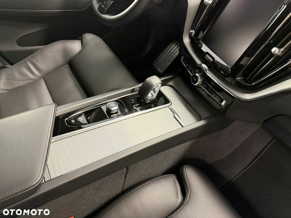 Volvo XC 60 B4 D AWD Geartronic Momentum Pro - 19