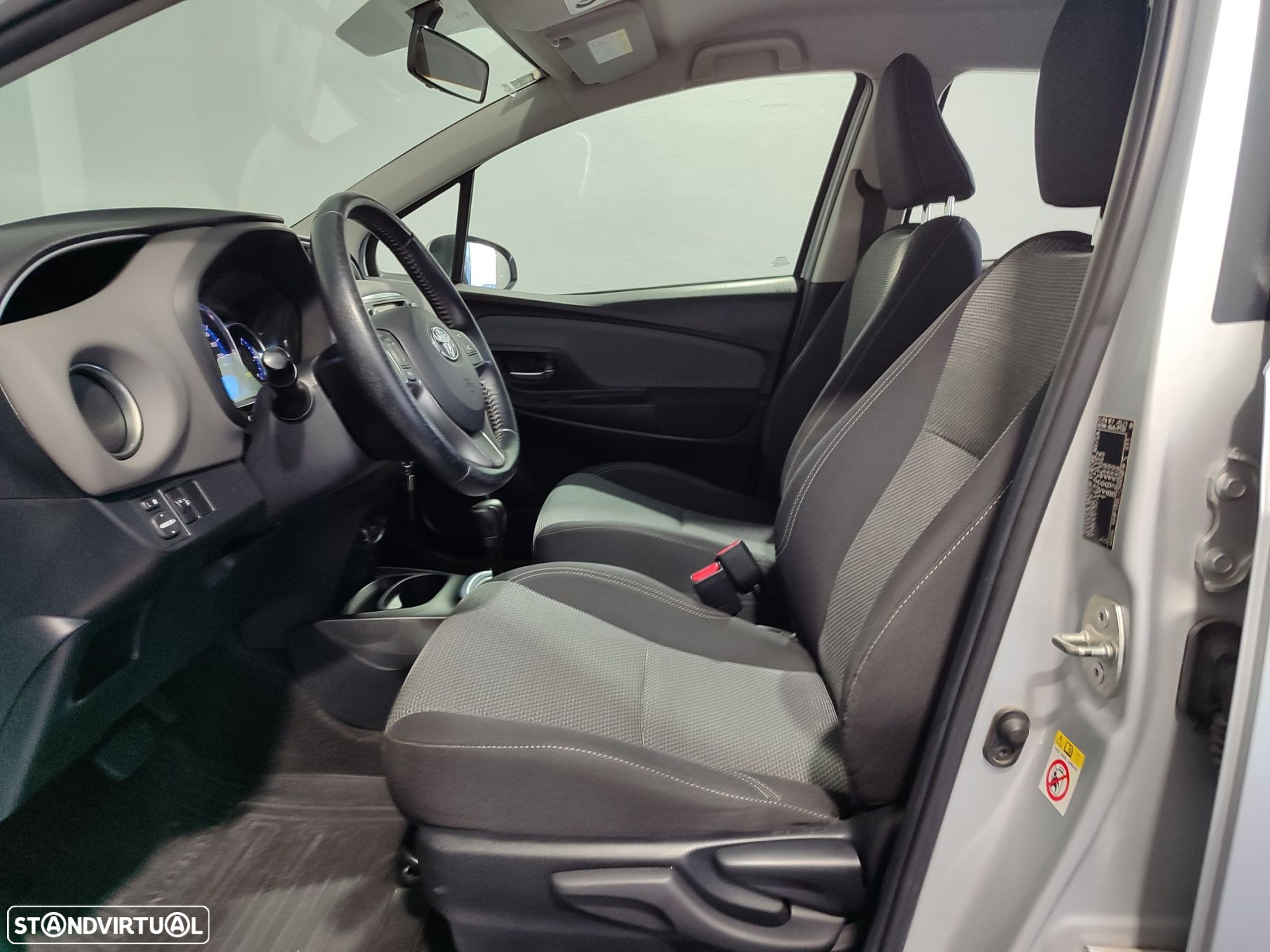 Toyota Yaris 1.5 HSD Comfort - 13