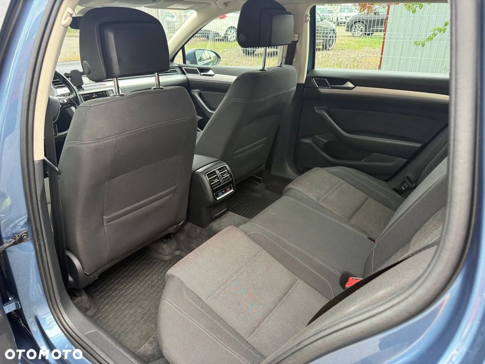Volkswagen Passat - 36