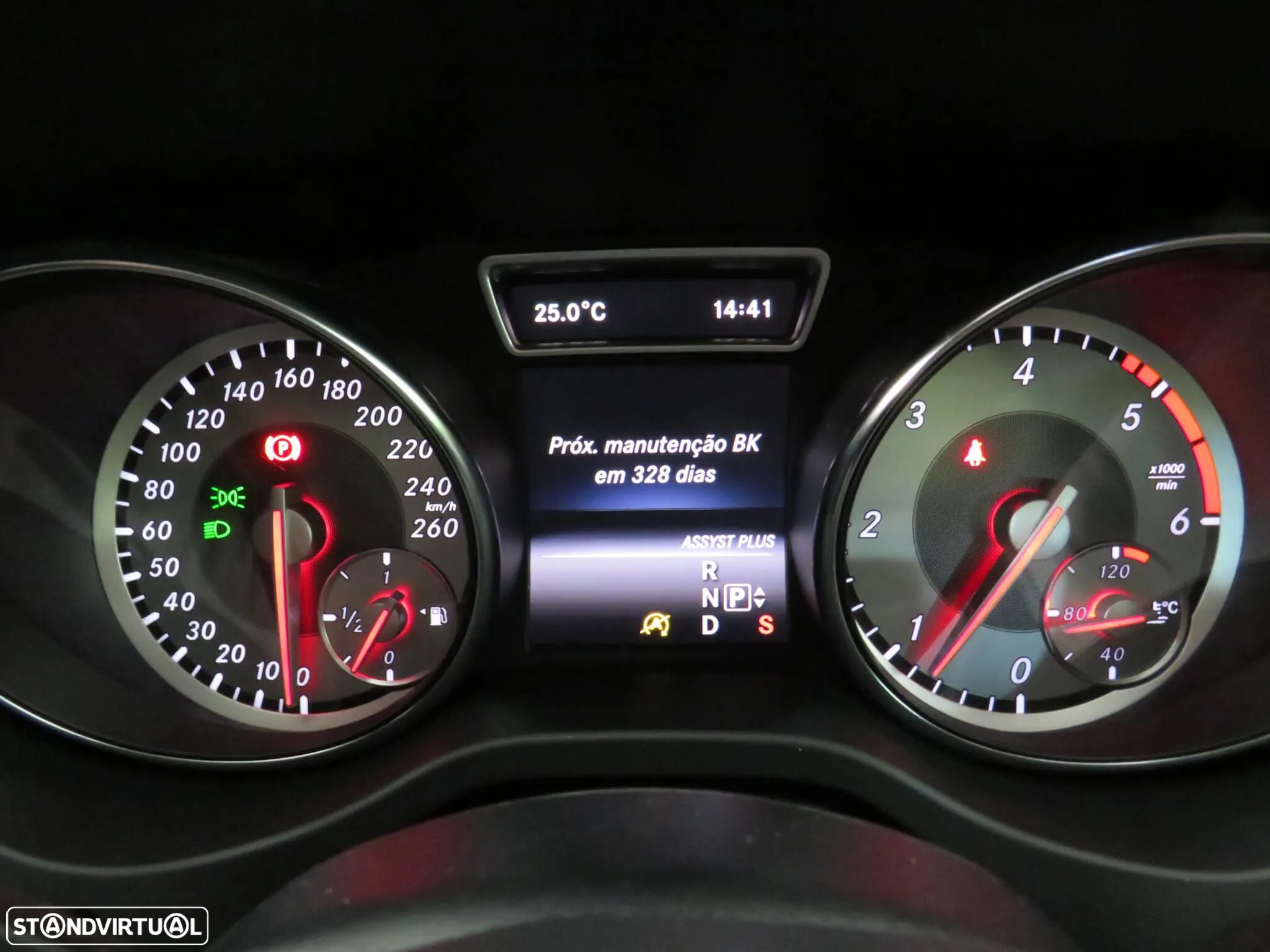 Mercedes-Benz GLA 200 d 7G-DCT Urban - 23