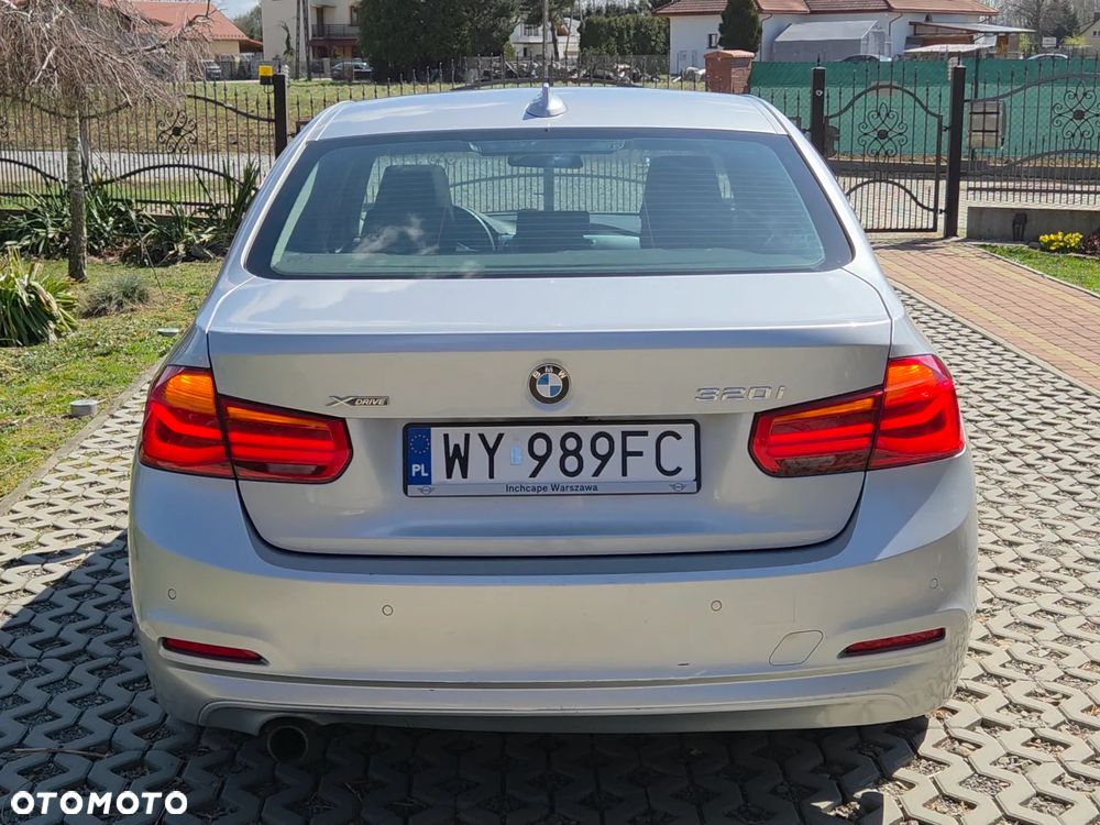 BMW Seria 3 320i xDrive - 13