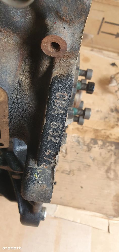 Silnik słupek blok silnika Audi A4 B8 2.0 TDI CBA - 12