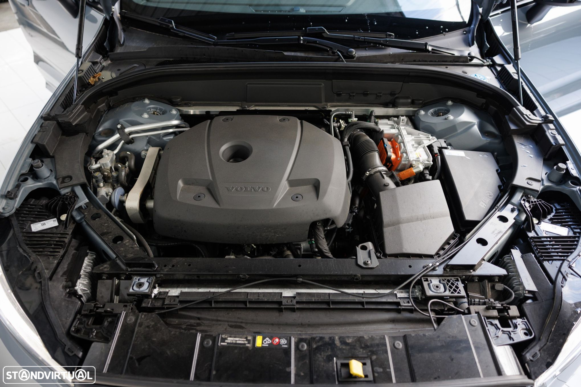 Volvo XC 60 2.0 T6 PHEV R-Design AWD - 16