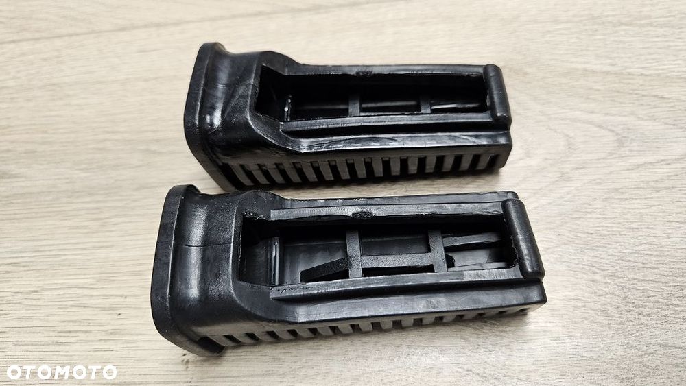 Guma podnóżka kierowcy para Suzuki Intruder 600 700 800 1400  43551-38B00 - 7