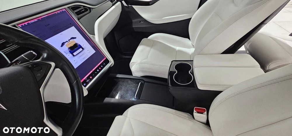 Tesla Model X - 25