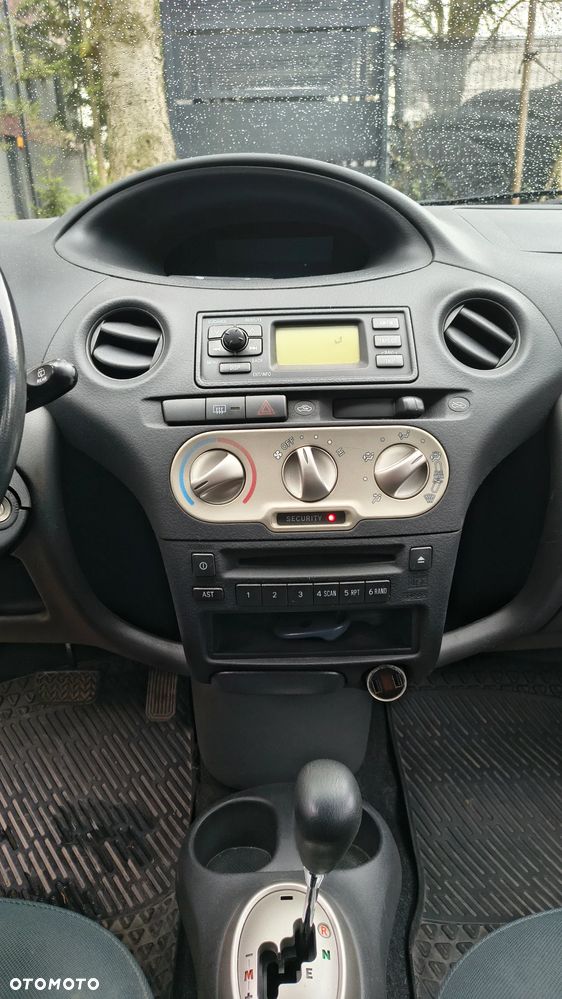 Toyota Yaris - 12