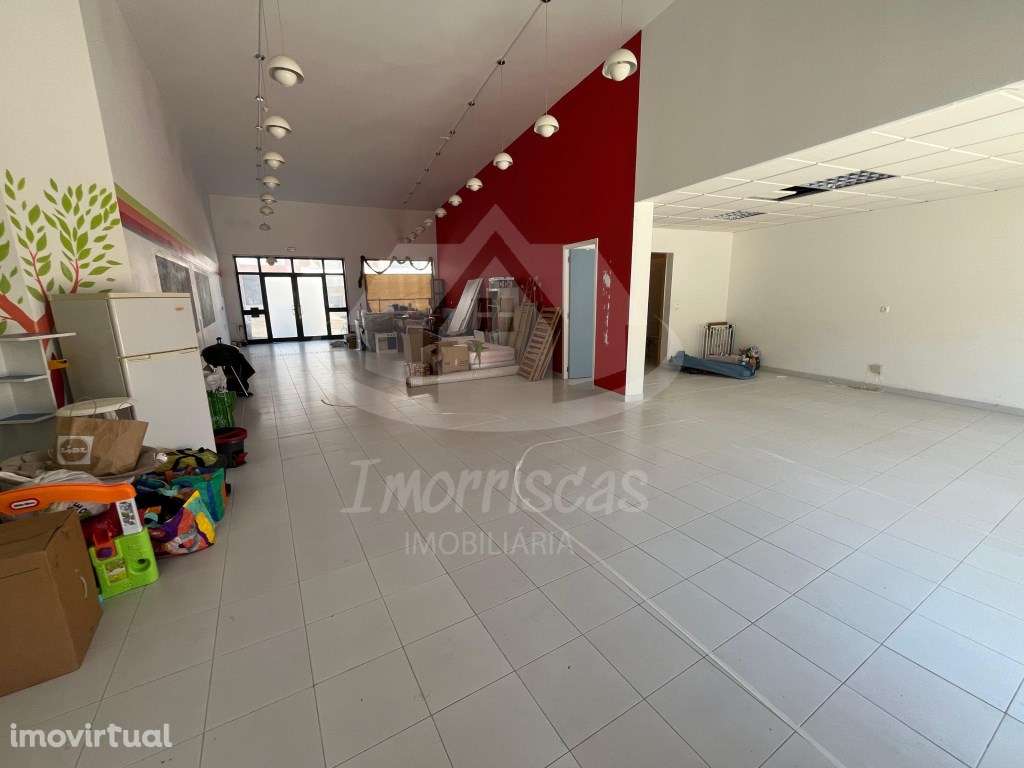 Loja com garagem, localizada na Urbanização Colina do Sol no Forte ... - Grande imagem: 4/16