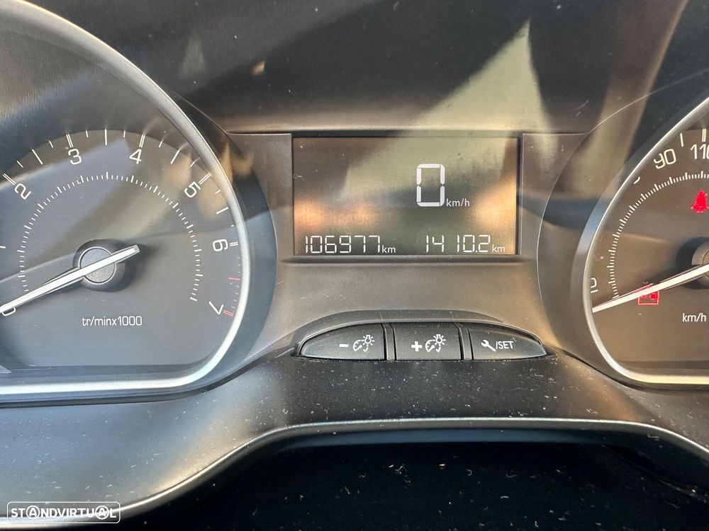 Peugeot 208 1.2 PureTech Active - 12