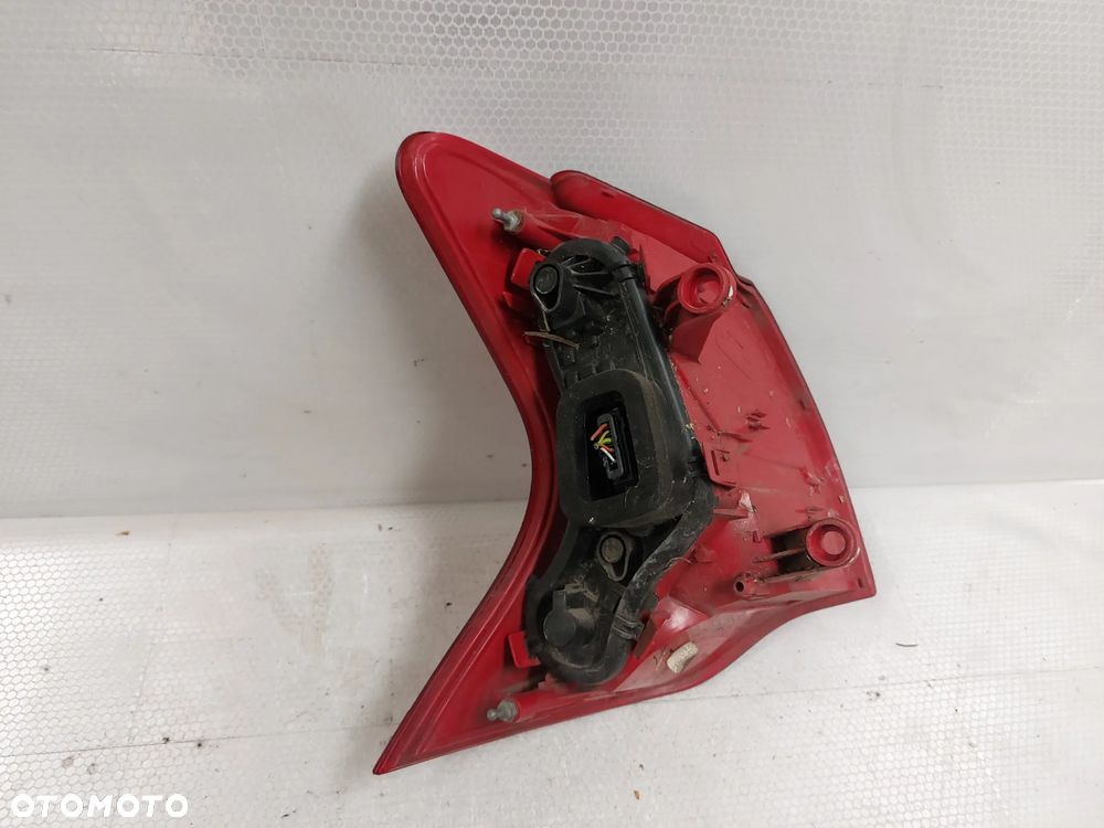 .  LAMPA TYL TYLNA PRAWA PEUGEOT 3008 - 4