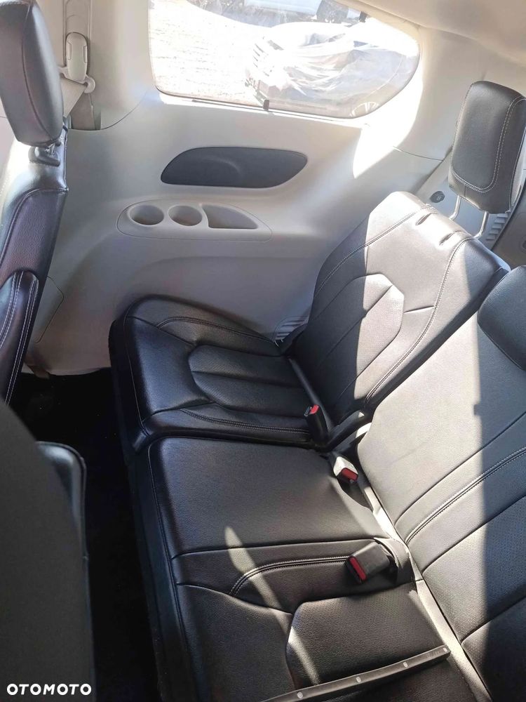 Chrysler Pacifica - 33