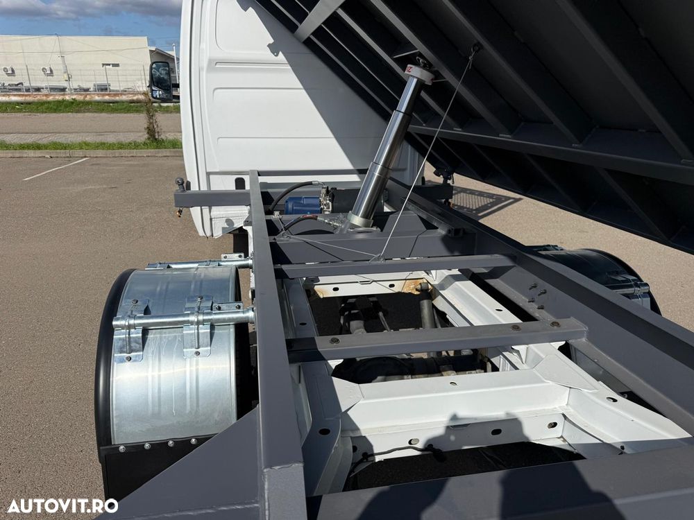 Mercedes-Benz Sprinter - 13