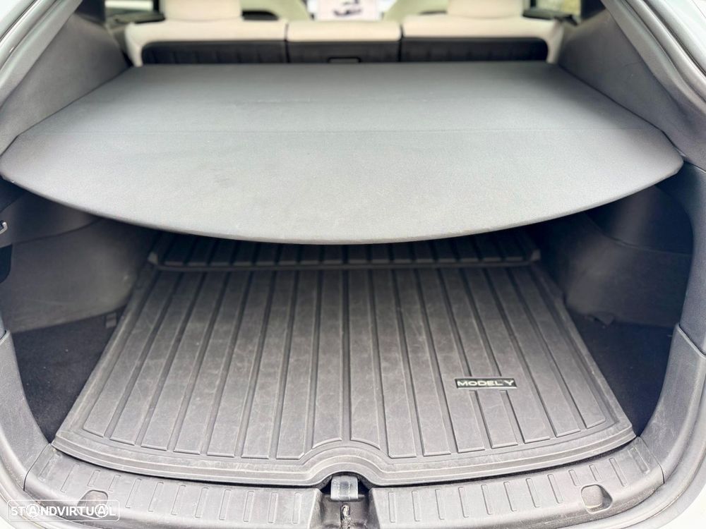 Tesla Model Y Standard Long Range RWD - 29
