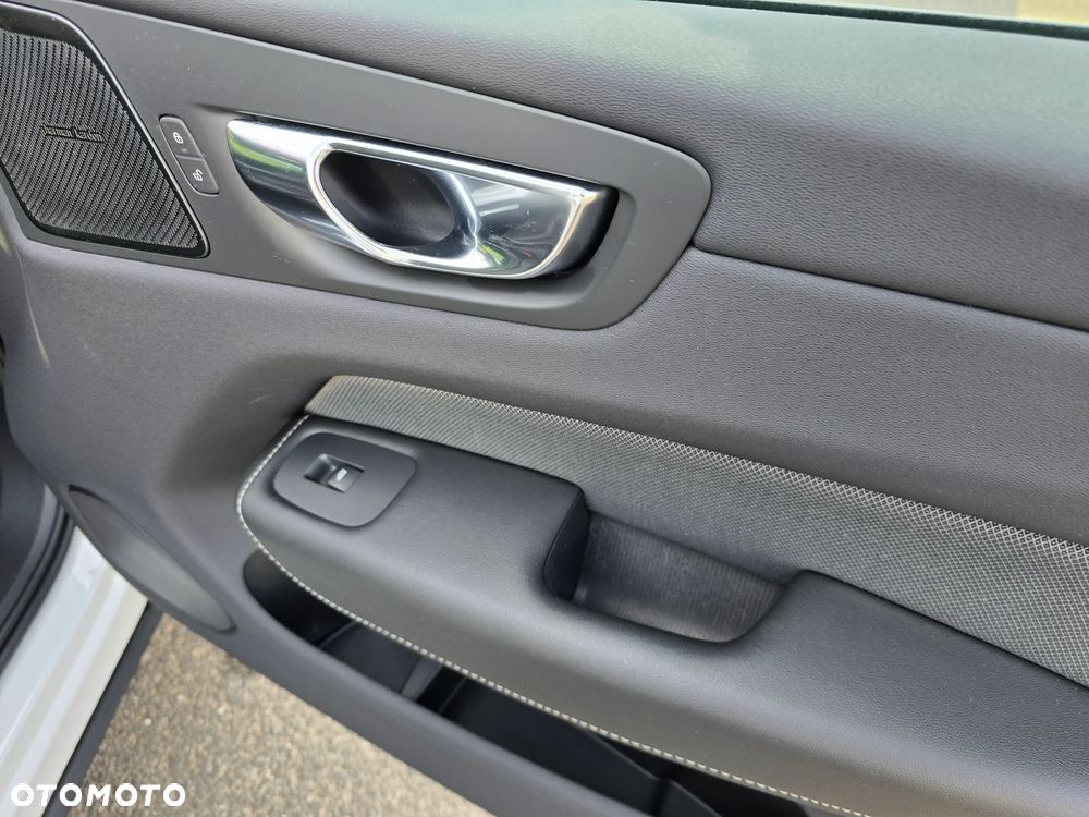 Volvo XC 60 B4 B R-Design - 25