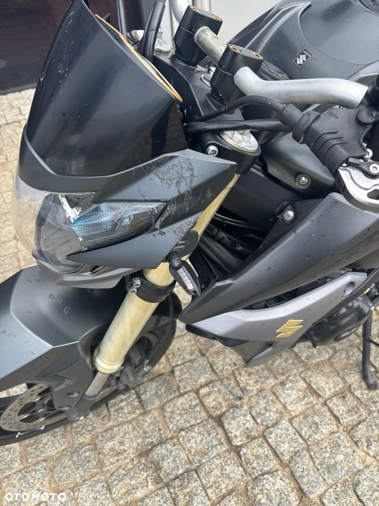 Suzuki GSR - 8