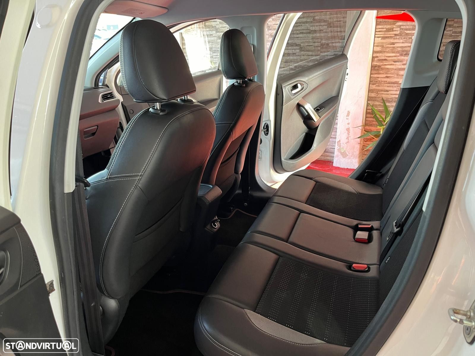 Peugeot 2008 1.2 PureTech Allure - 22