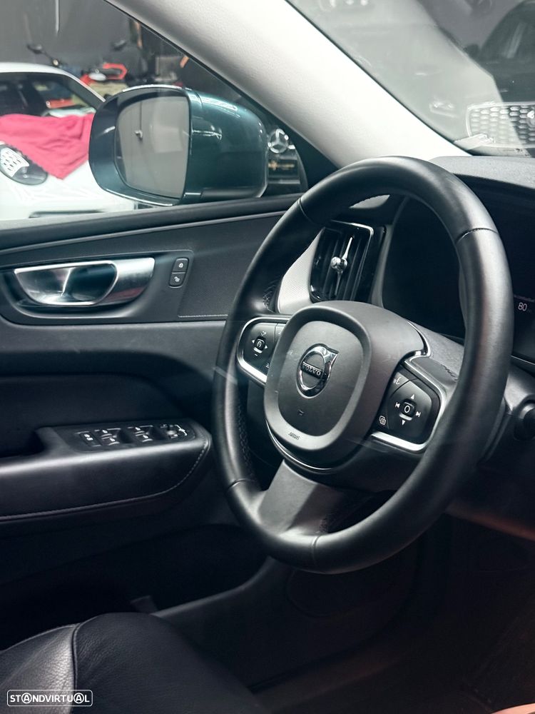 Volvo XC 60 B4 D AWD Plus Dark - 20