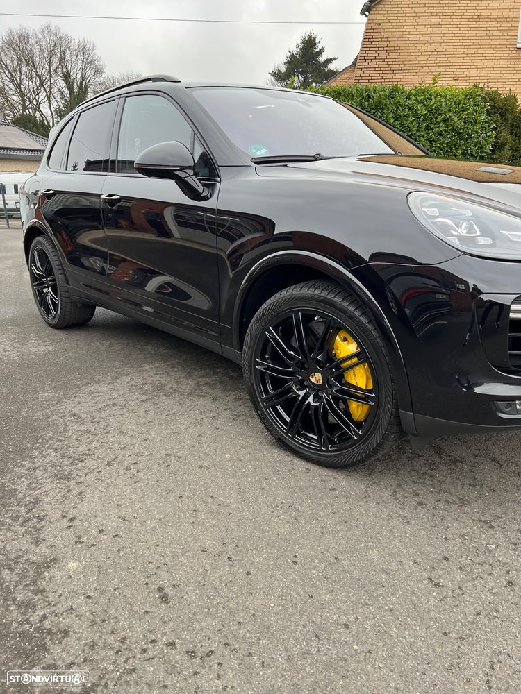 Porsche Cayenne Turbo S - 12