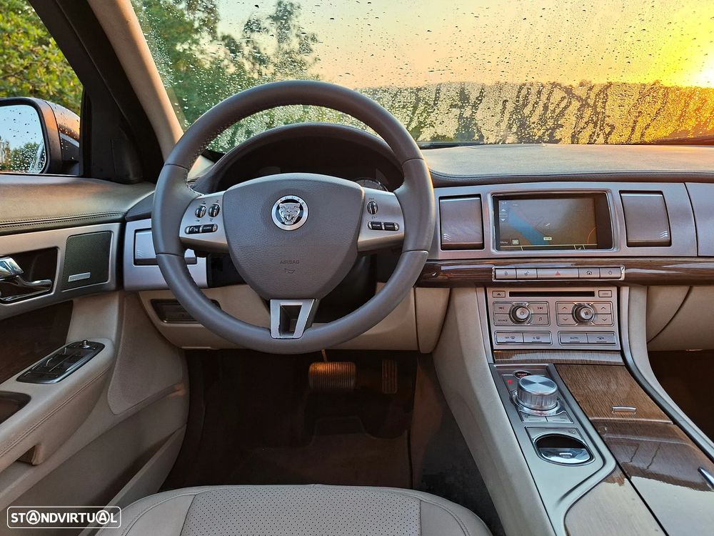 Jaguar XF 2.7 D V6 Premium Luxury - 14