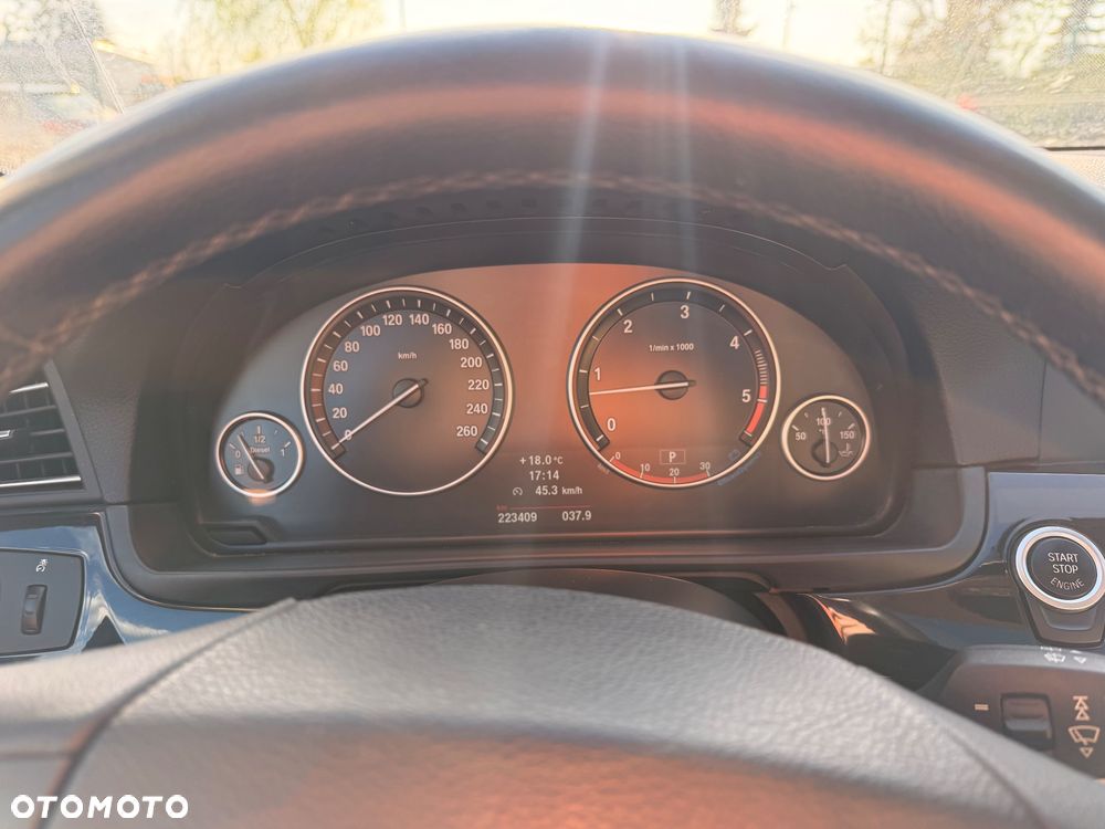 BMW Seria 5 525d Sport-Aut - 33