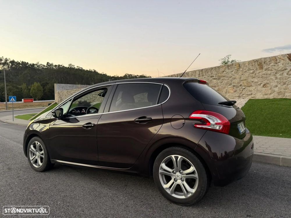 Peugeot 208 - 8