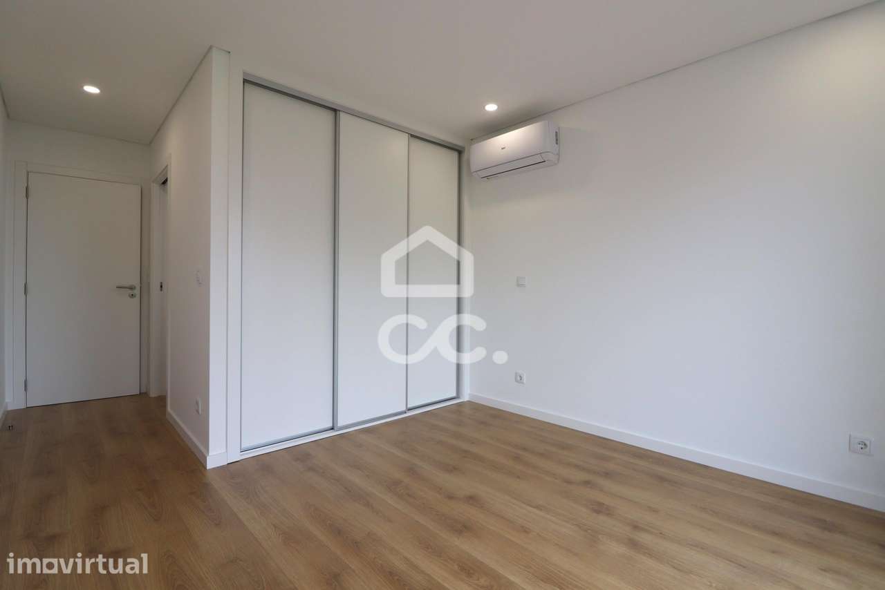 Apartamento T2 com sótão e terraço novo em São Martinho do Bispo - Grande imagem: 4/14