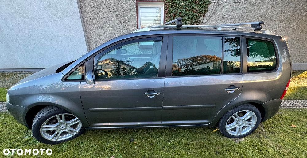 Volkswagen Touran 1.6 FSI Highline - 4