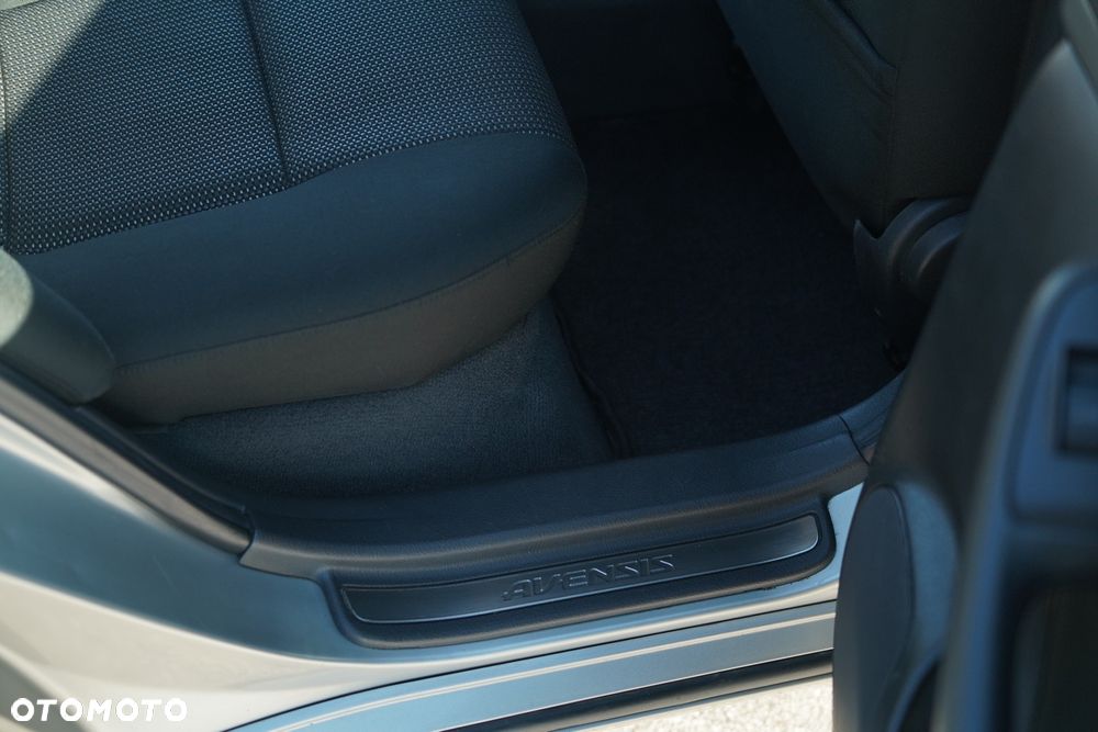 Toyota Avensis - 17