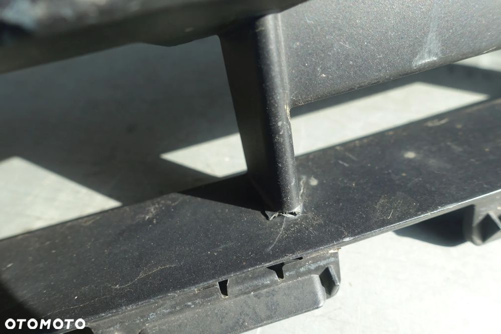 KRATKA ŚRODKOWA ZDERZAKA AUDI Q2 81A - 10