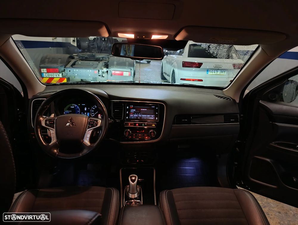 Mitsubishi Outlander - 10